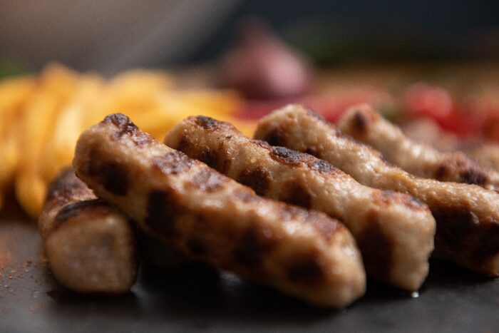 Cevapcici Box (5 Stück mit Pommes)